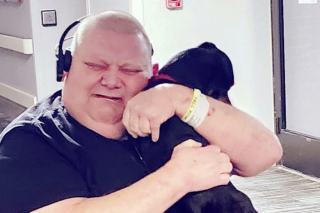 Illustration de l'article : Un homme sortant du coma découvre que son chien a disparu puis a été retrouvé pendant sa convalescence et vit des retrouvailles mémorables