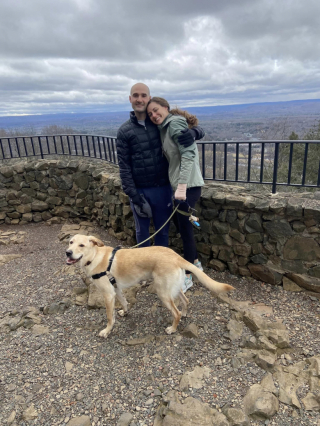 Illustration de l'article : Alors qu'ils étaient en voyage pour préparer leur mariage, ce couple apprend que leur chien a fugué