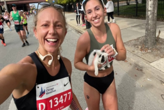 Illustration de l'article : Une marathonienne s'arrête en pleine course lorsqu'elle aperçoit un chaton errant terrifié