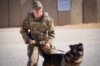 Illustration de l'article : Après de nombreuses années de collaboration dans l’armée, ce duo humain-canin se retrouve avec beaucoup d’émotion et d’espoir