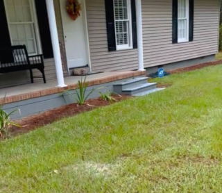 Illustration de l'article : De retour chez elle, une maman découvre un chien en détresse qui l’attend devant la porte de sa maison