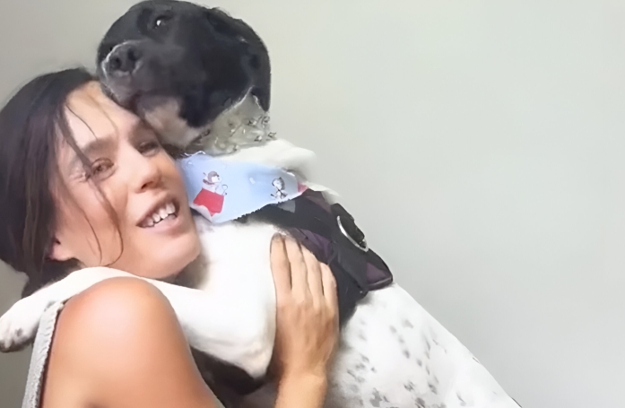 Adoptée dans un refuge avec sa sœur, cette chienne exprime sa reconnaissance à sa maîtresse d’une adorable manière (vidéo)