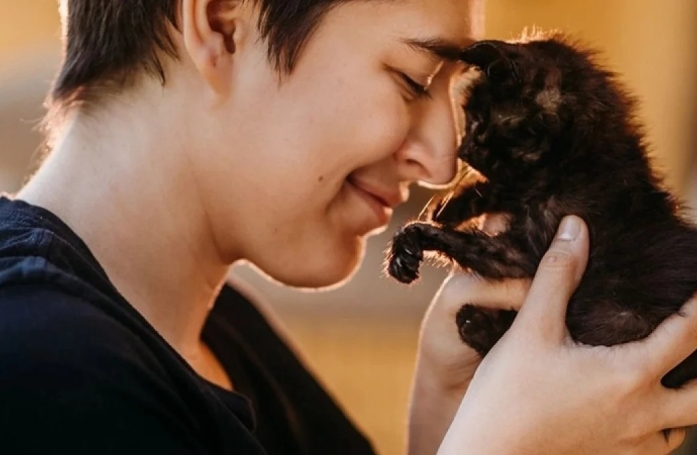 Un chaton aveugle, malade et amputé d’une patte est adopté par une famille d’accueil au grand cœur qui souhaite lui offrir les meilleurs soins vétérinaires possibles (vidéo)
