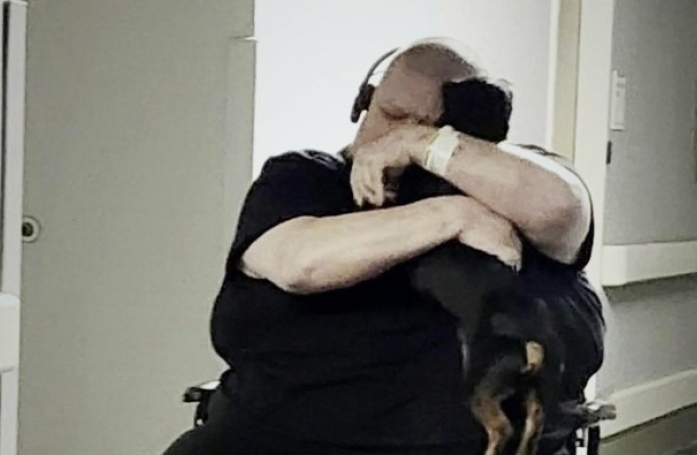 Un homme sortant du coma découvre que son chien a disparu puis a été retrouvé pendant sa convalescence et vit des retrouvailles mémorables