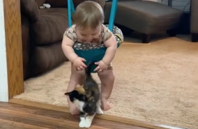 Ce bébé a eu la meilleure des réactions en voyant son chaton pour la première fois (vidéo)