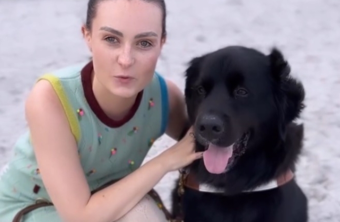 Cette femme se fait piéger par son chien guide d'aveugle qui l'emmène à son endroit préféré alors qu'il devait l'aider à retrouver sa mère (vidéo)