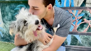 Illustration : "Cet homme devait simplement aider son amie à choisir un chien, mais repart du refuge avec une nouvelle mission (vidéo)"