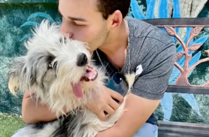 Cet homme devait simplement aider son amie à choisir un chien, mais repart du refuge avec une nouvelle mission (vidéo)