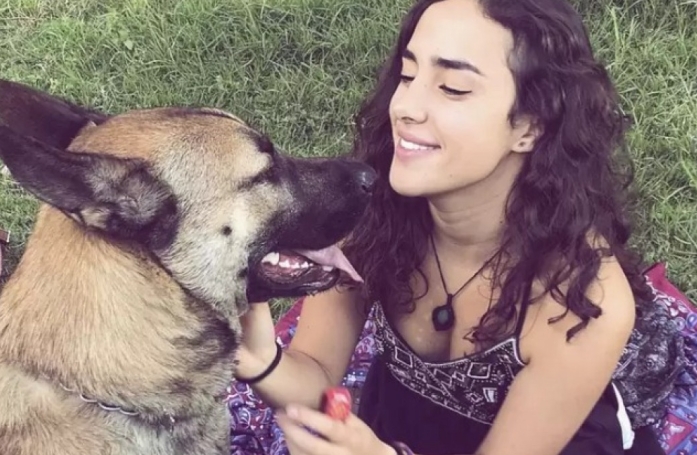 Après 6 mois d’absence, une jeune femme réserve la plus belle des surprises à son chien dans un parc