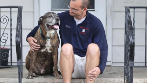 Illustration : "Le dernier adieu des habitants d’un quartier à un chien condamné par la maladie (vidéo)"