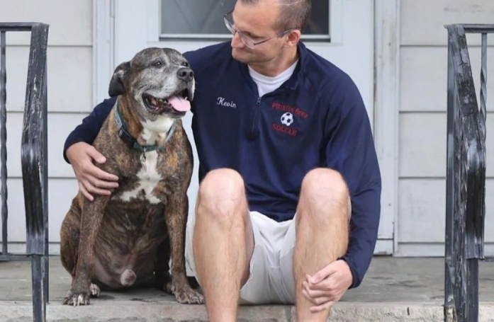 Le dernier adieu des habitants d’un quartier à un chien condamné par la maladie (vidéo)