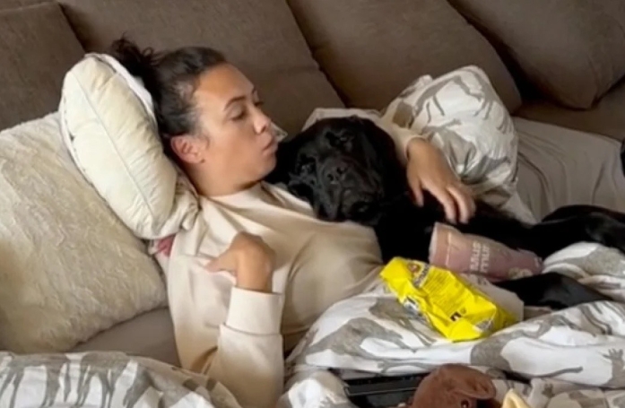 Face à la souffrance de son chien, cette propriétaire pose une journée de congé pour soutenir son compagnon (vidéo)