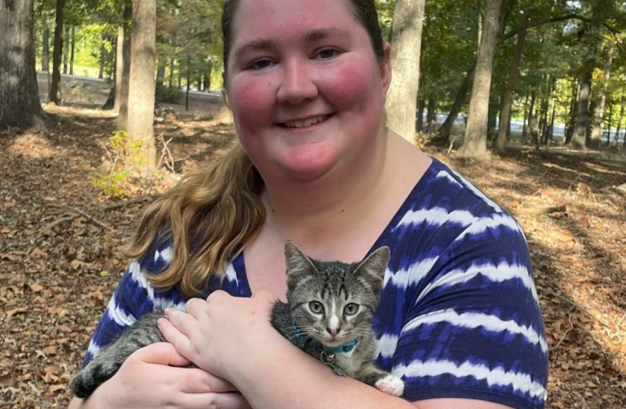 Alors qu’elle pensait ne pas apprécier les chats, une femme est séduite par un chaton abandonné à qui elle apporte son aide
