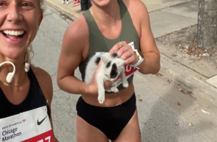 Une marathonienne s'arrête en pleine course lorsqu'elle aperçoit un chaton errant terrifié