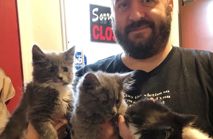 Alors qu'il ne devait adopter qu'une chatte et un chaton, il décide d'adopter toute la famille