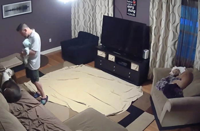 Pour habituer leurs chiens à la présence d’un futur bébé, un couple de grands-parents met en place des exercices avec une poupée (vidéo)