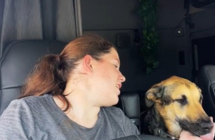 Une conductrice de poids lourds sans domicile fixe trouve du réconfort en vivant avec sa chienne dans son camion