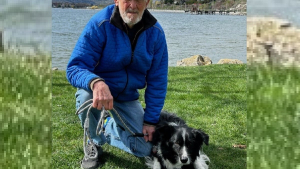 Illustration : "Avec son chien de 13 ans, ce nonagénaire surmonte le deuil en parcourant de nombreux kilomètres à pied chaque jour"