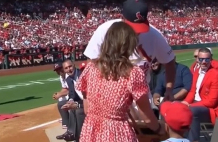 Joueur de baseball, il n'avait pas le temps d'adopter un chien, mais sa famille lui a réservé un beau cadeau de retraite (vidéo)