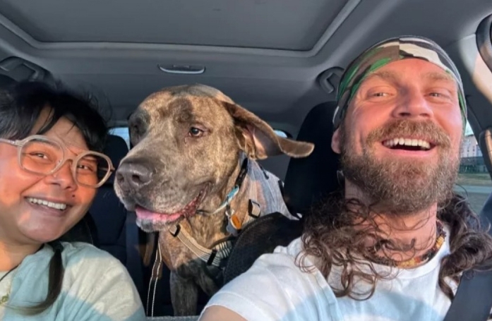 Les nouveaux maîtres de Moose, un chien triste après 400 jours au refuge, ont réussi à lui rendre la joie de vivre (vidéo)