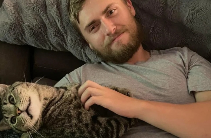 Un chat errant rejeté par les autres chats trouve une nouvelle famille