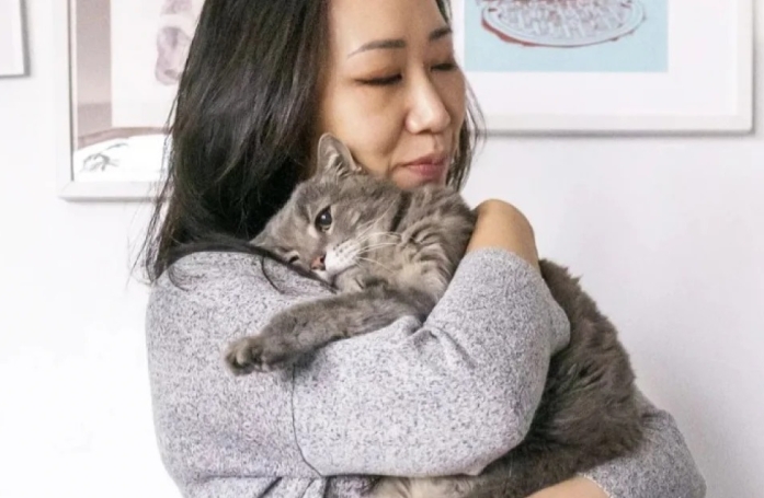 En adoptant deux chats âgés, cette femme apprend à devenir une femme meilleure chaque jour